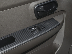 2020款S 1.2L 手动基本型 封窗车 主驾车窗控制区	