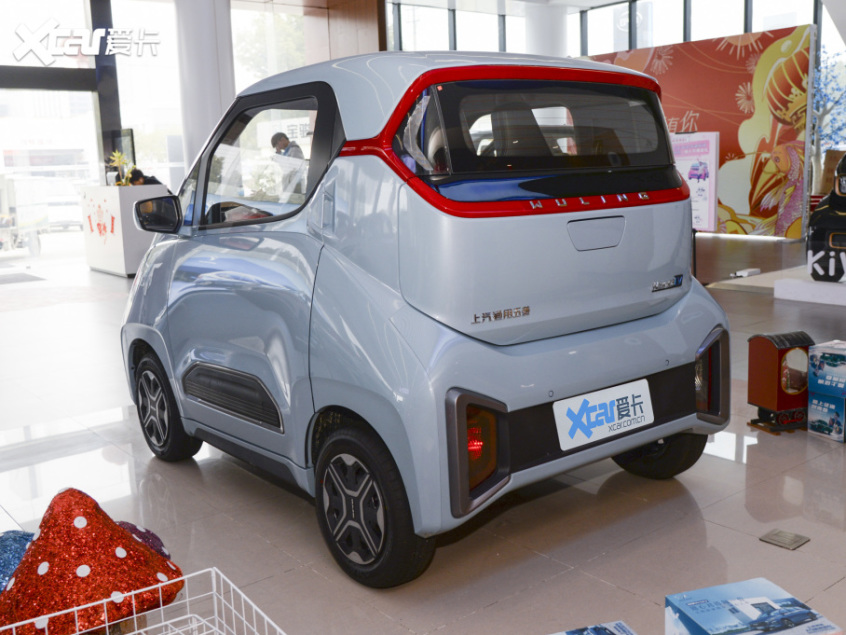 五菱nanoev定位为一款微型电动车,外观设计小巧,灵动,提供电竞白,街舞