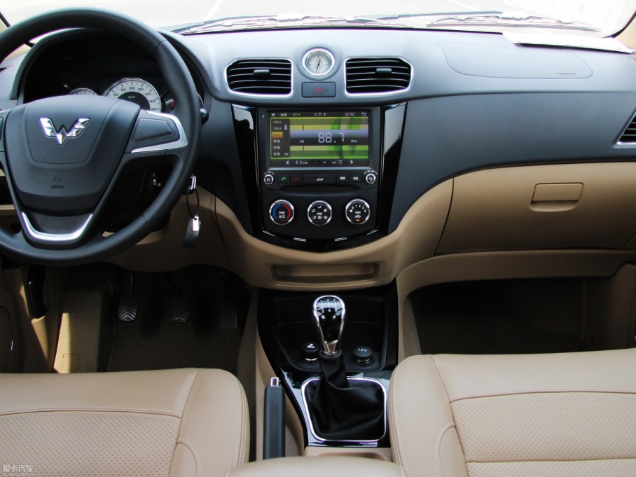 2013款五菱宏光s 1.5l 豪华版