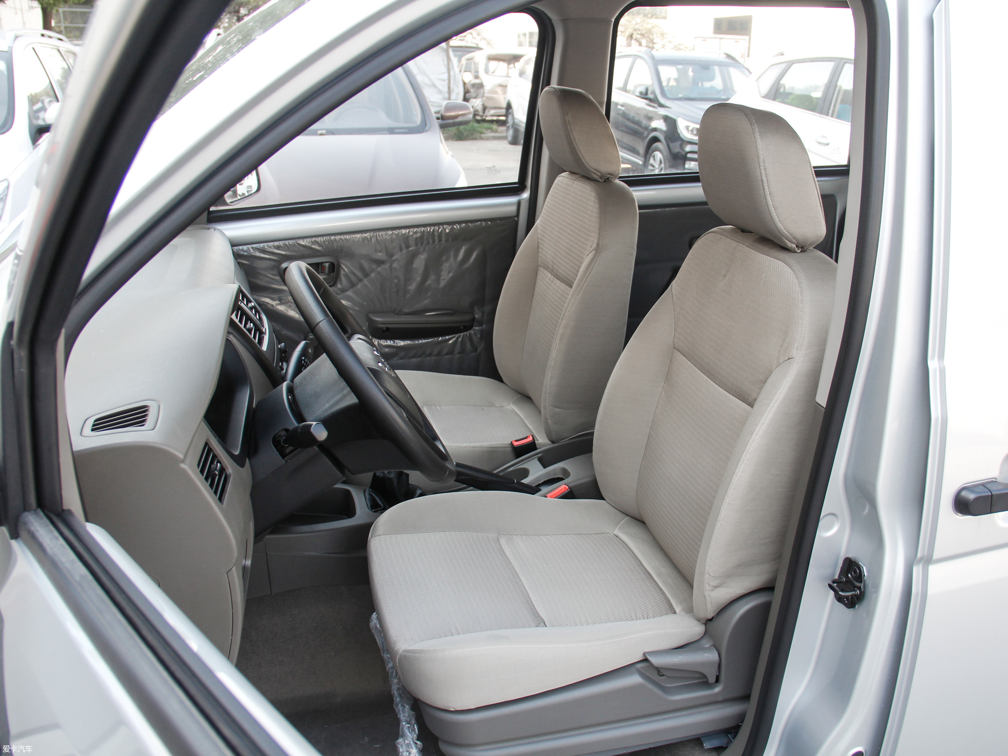 【2016款五菱荣光v 1.