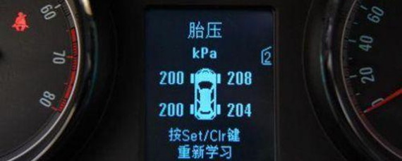 仪表盘上显示汽车轮胎气压低怎么办？