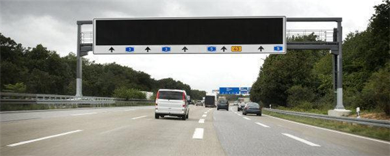 在高速公路上遇到紧急情况避险时需注意什么？