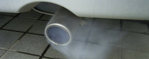 冬天汽车排气管冒白烟是怎么回事？