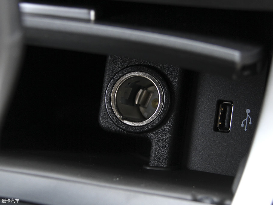 12v电源及usb接口位于挡把前方的储物格内.
