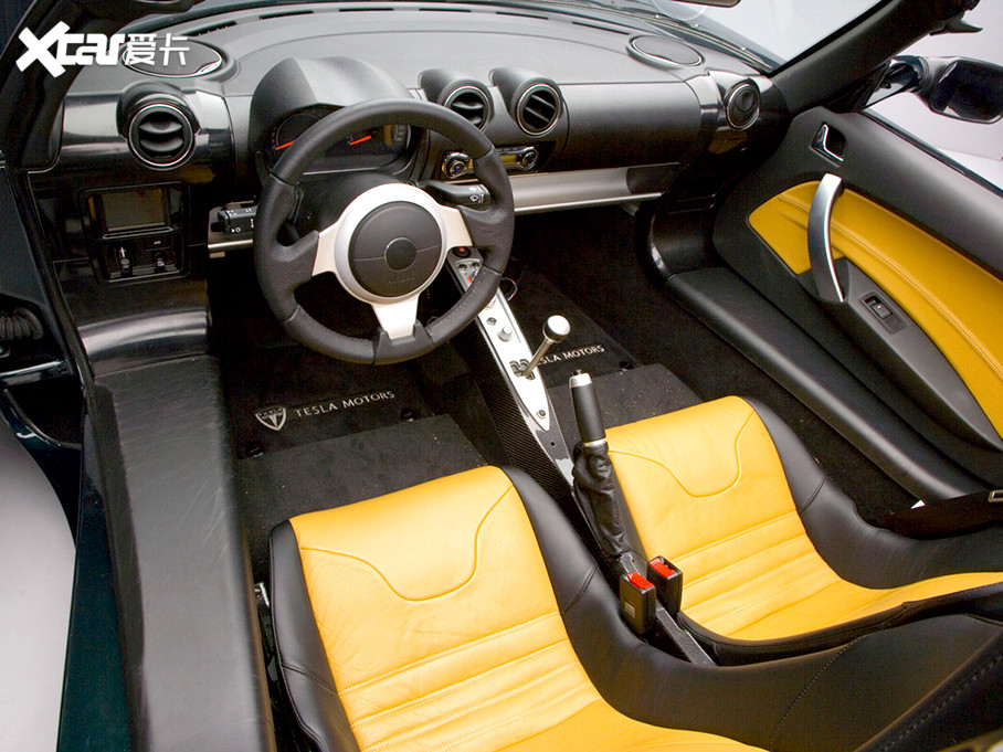roadster的内饰也几乎和elise相同,完全跟现在特斯拉产品的高科技风格