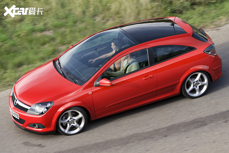 雅特gtc也是当时欧宝在售的一款双门硬顶跑车,最大的特点是几乎延伸到