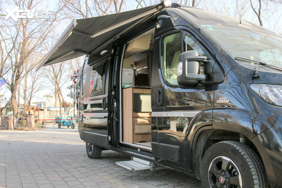 春节自驾出行新选择 实拍阿迪亚b型房车