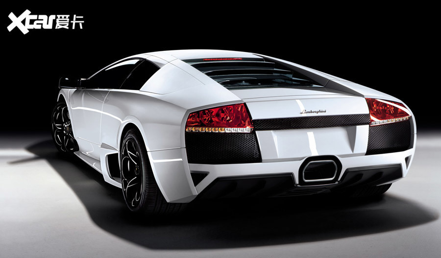 蝙蝠,当年也是兰博基尼旗下的旗舰车型,采用了剪刀门设计和中置排气