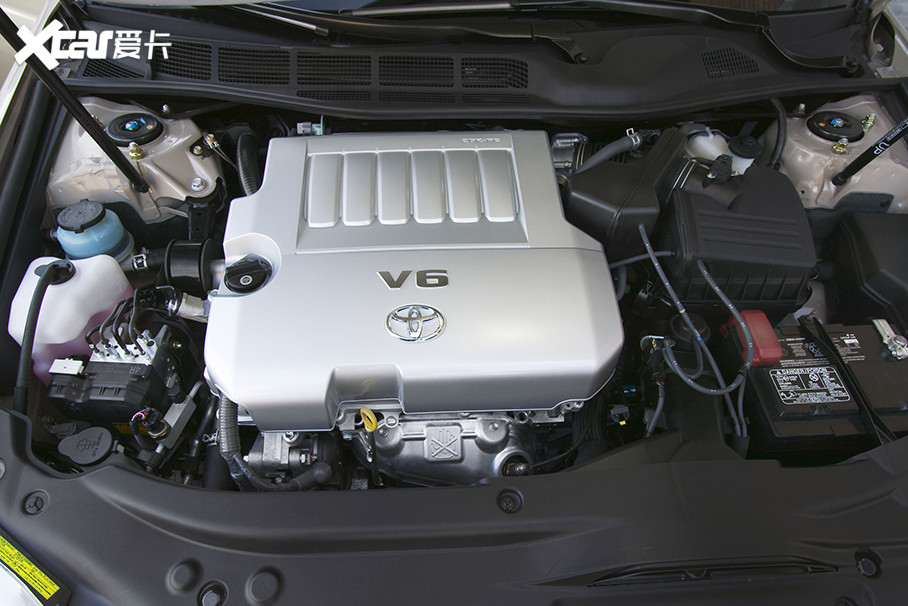 5l排量v6发动机,与之搭配的是一台5at变速箱(后来升级为6at)