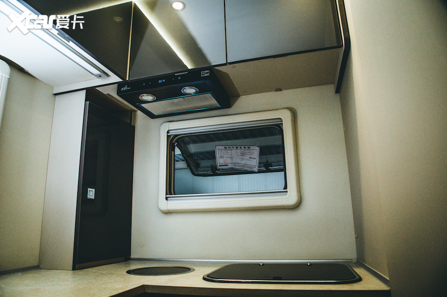 选装的微波炉需要额外加价800元,标配的900瓦的电磁炉基本能够满足