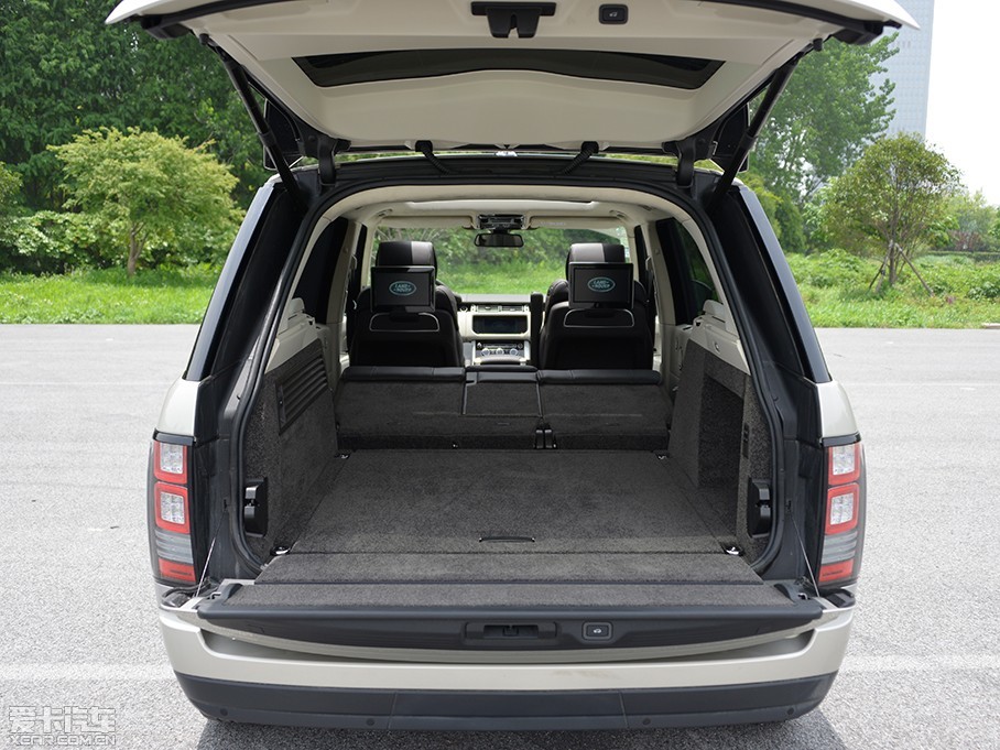 在中国,后排空间比什么都重要,但在我们今天的主角加长揽胜面前,这都