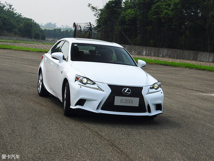 雷克萨斯is200t体验(14/40)