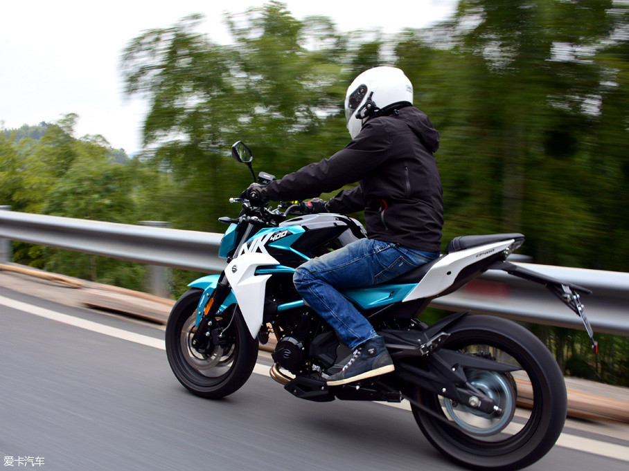 > 试驾春风400nk摩托车
