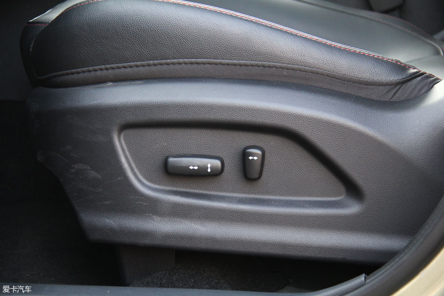 主驾驶座椅支持6向电动调节,而副驾驶为手动调节.