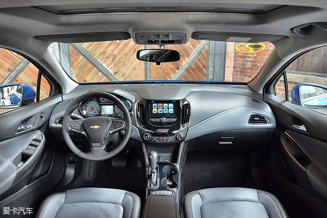 意料之中的,采用环抱布局的家族化内饰设计同样套用在了新一代科鲁 