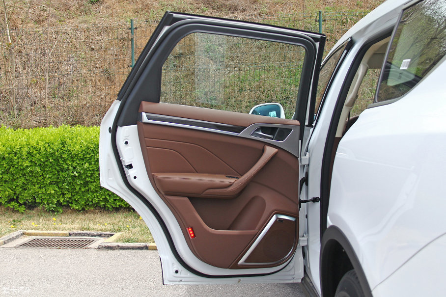 后门也维持整片软性材质设计,摸起来就是比硬塑料更有质感.