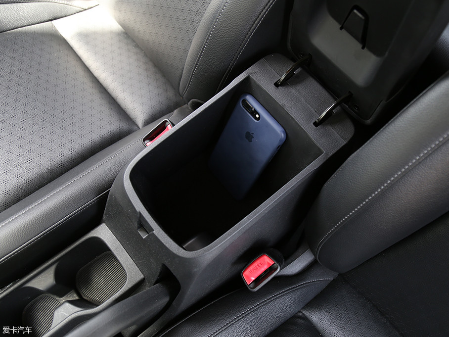 中央扶手箱的深度表现不错,内部空间也十分规整,实用性很高.