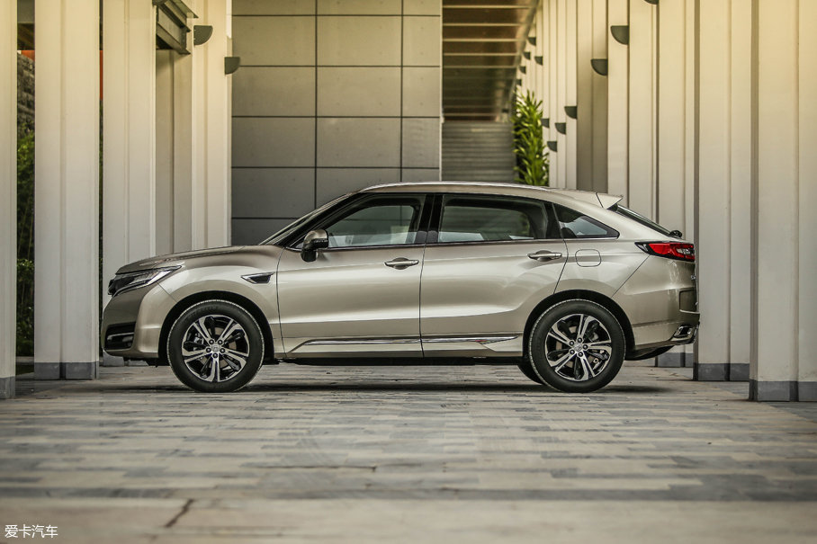 将c柱的倾斜角度加大,营造出溜背的coupe风格suv