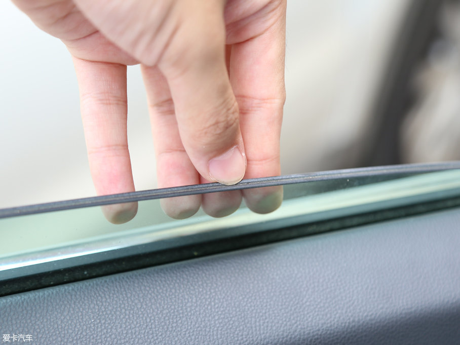 双层夹胶隔音玻璃为高配车型专属.