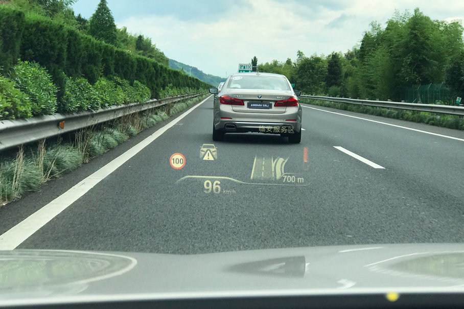 拥有良好口碑的宝马抬头显示功能在540li上并没有缺席.