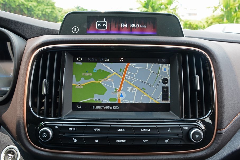 中控台采用上下双屏设计,上方小屏幕主要显示电量,续航里程,时间等