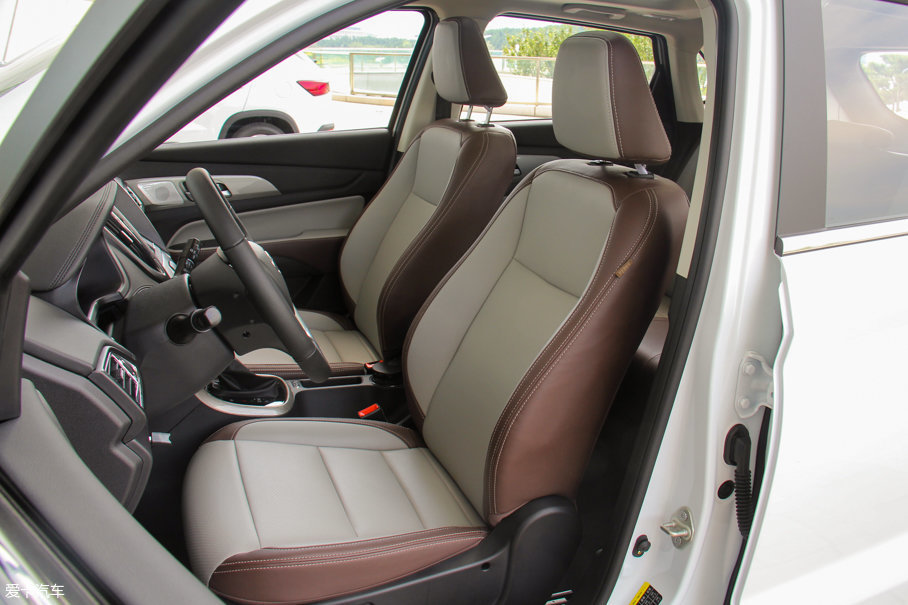 宽大柔软的前后排座椅均采用皮革材质,米色/棕色的色彩搭配为车内的品