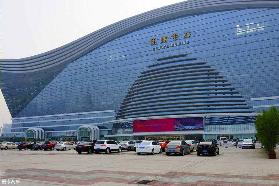 对于没有出入证的观众,小编建议选择在环球中心停车,此处约有15000个