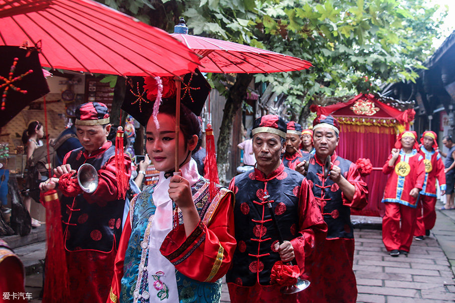 江湖了,所以基本能确定这并非是商家宣传的噱头,而是货真价实的迎亲队