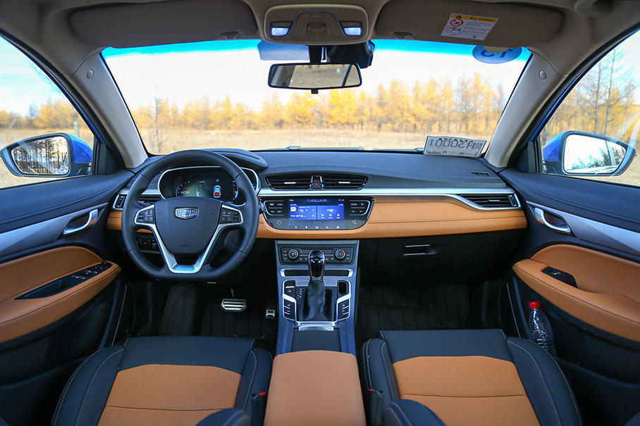 相较外观采用的全新设计,吉利s1的内饰则依然延续家族式设计风格,只是