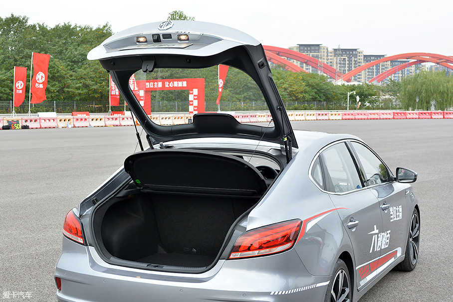 作为一款掀背车,后备厢也是全新名爵6的亮点之一.