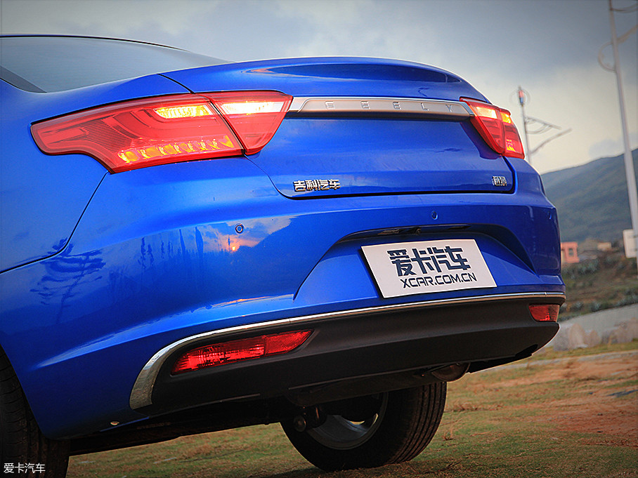 一体式扰流尾翼设计和回形镀铬下护板增强整车运动气质和档次.