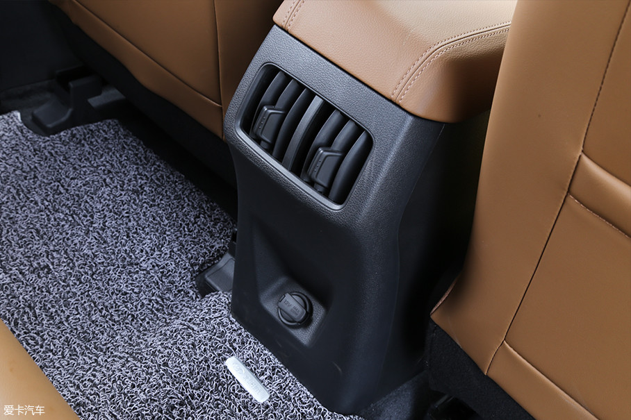 后排配备了单独的空调出风口,想必对于舒适性的提升一定能够有所帮助.
