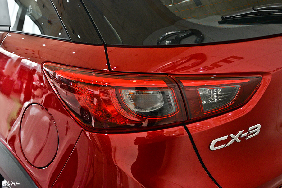 尾灯的造型非常简洁,内部的led导光带造型与前大灯类似,在夜间有着极