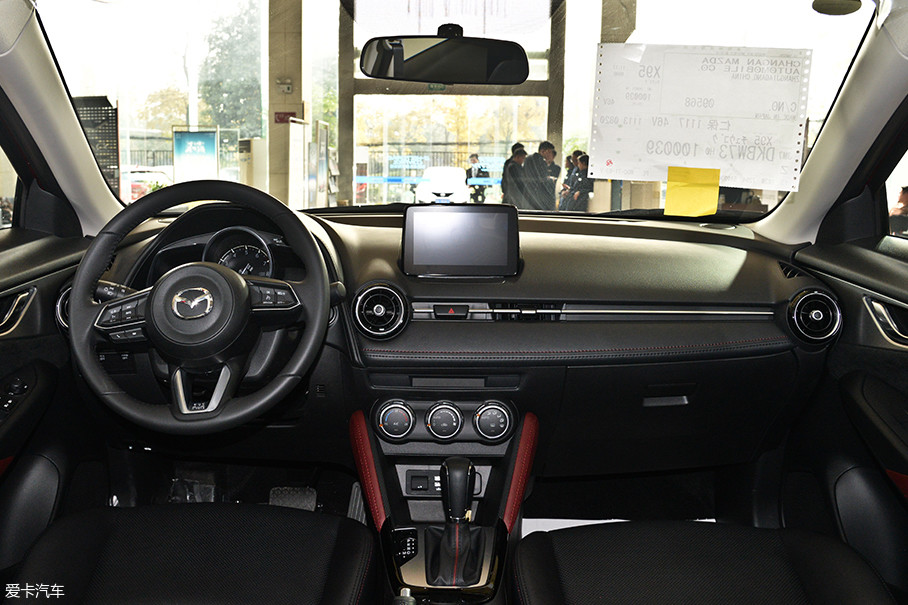 cx-3是基于马自达2平台打造而来,所以内饰也几乎与马自达2一模一样