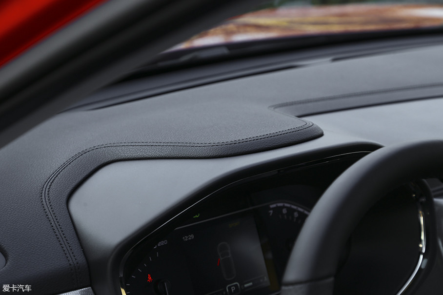 仪表台最上层采用搪塑材质并增加了缝线元素来提升了车内质感.