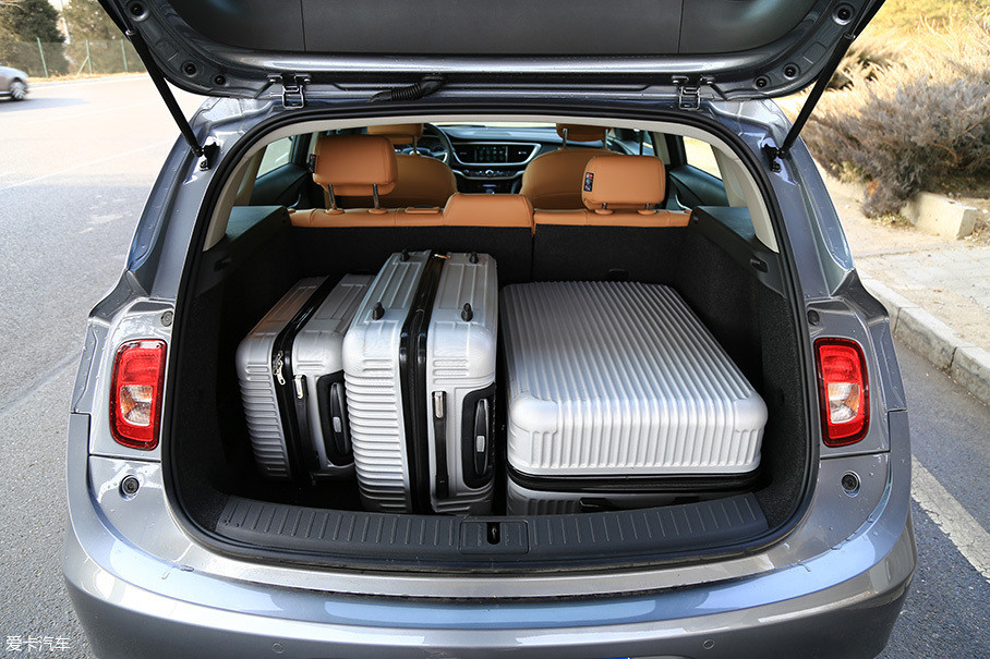 后排座椅未放倒的情况下,后备厢在轻松放进20,24,28三种尺寸的行李箱
