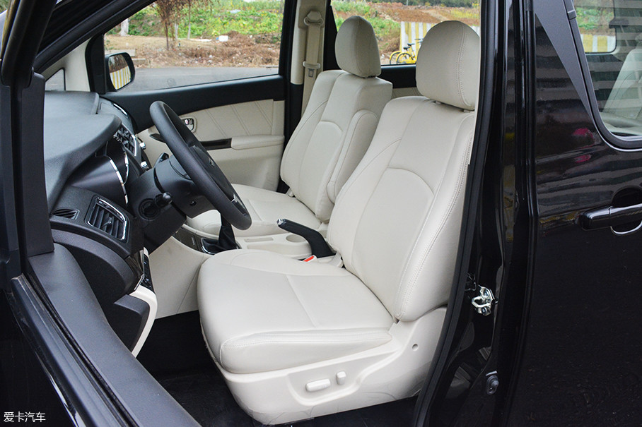 在细节上,座椅还采用了缝线和打孔的工艺.