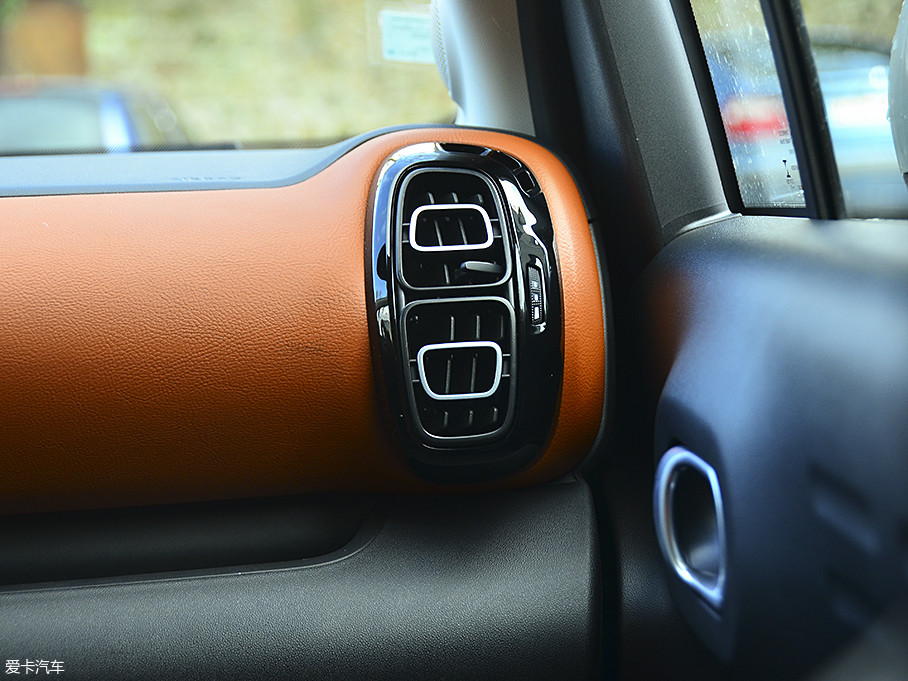 空调出风口同样与大灯设计如出一辙,采用圆角矩形,这样的设计让新车