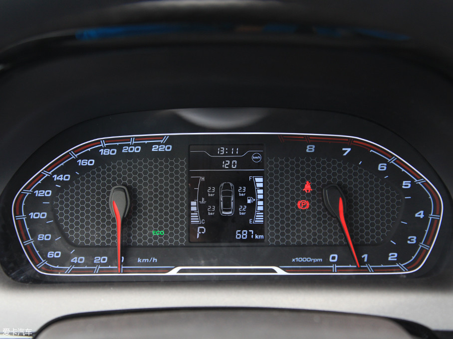 仪表盘并没有采用传统的双圆仪表设计,而是圆润的梯形仪表盘,配上蜂窝