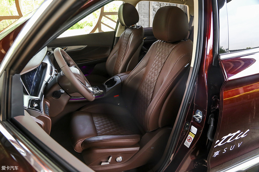 深棕色的菱格装饰皮革座椅,仿佛让人置身于商务轿车,对视觉效果有质的