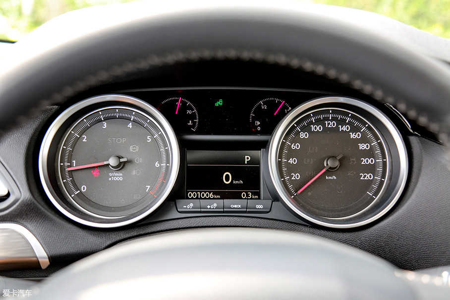 仪表与现款车型保持一致,里程清零和亮度调节位于时速/转速表之间