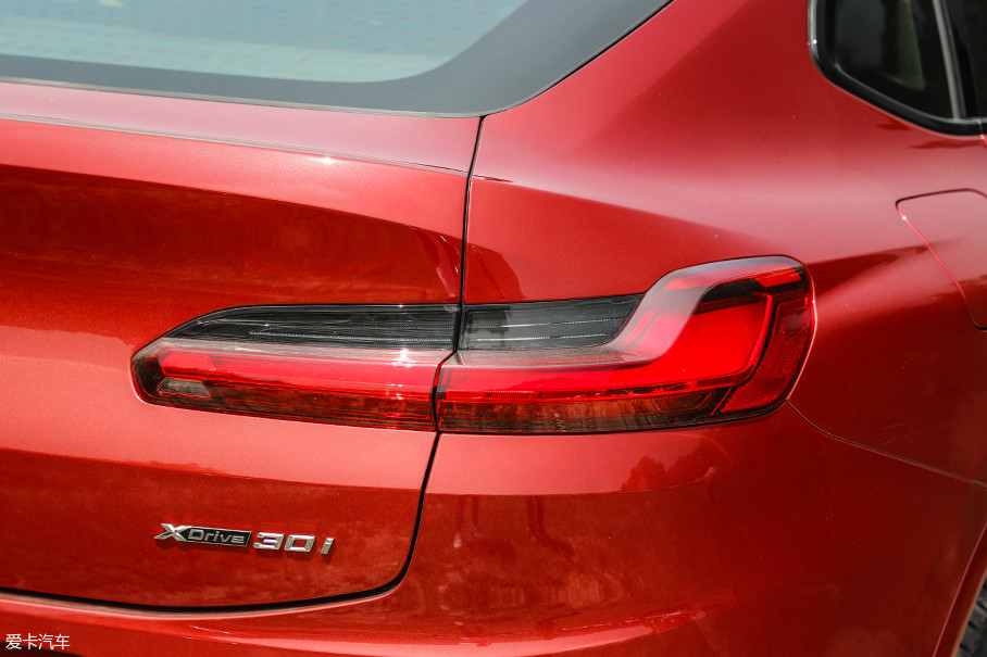 bmw经典造型的尾灯,在全新x4上被赋予了更多运动元素,熏黑式设计就