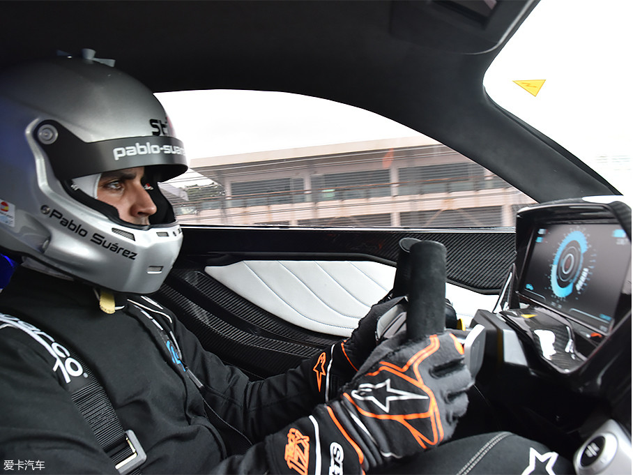 驾驶途中也无需再去进行升降挡的动作,车手可以更专注于赛道路面情况