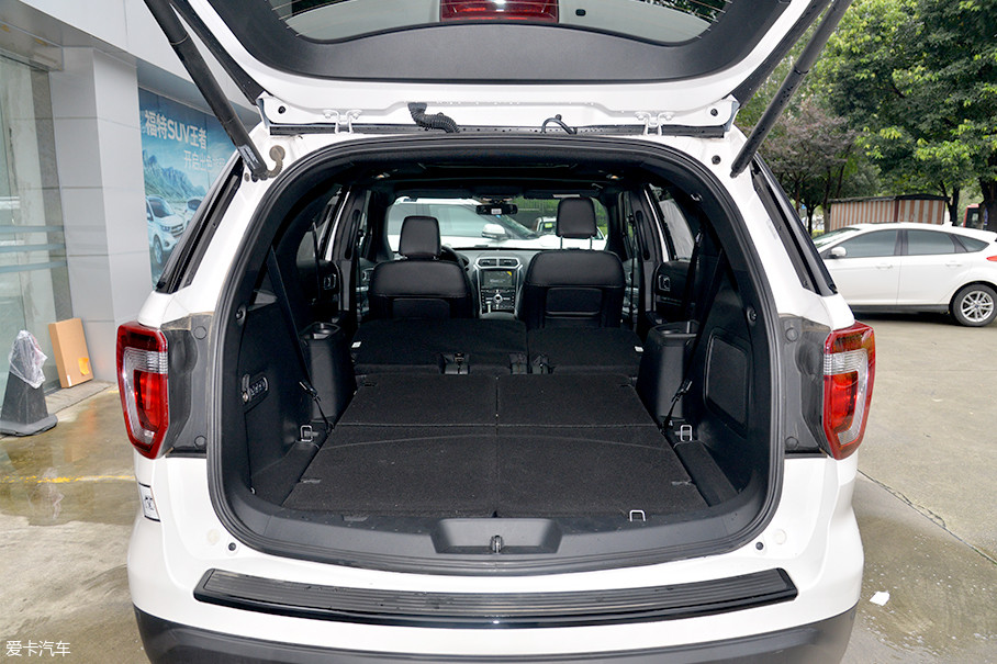 车辆空间十分宽敞,如果是两个人出门旅行,福特探险者完全可以充当房车