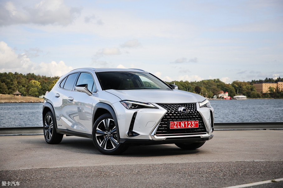 外观设计上,雷克萨斯ux保持了鲜明的家族式设计,并用稍显夸张的线条和