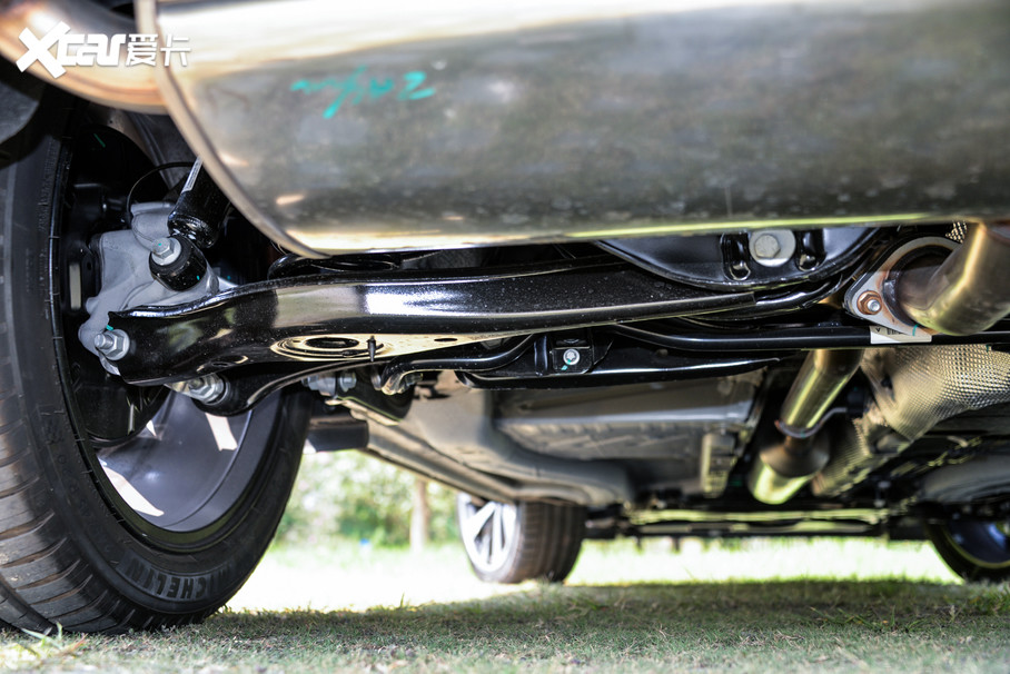 观致7采用前麦弗逊式独立 后多连杆式独立悬挂,底盘的整体调校可以