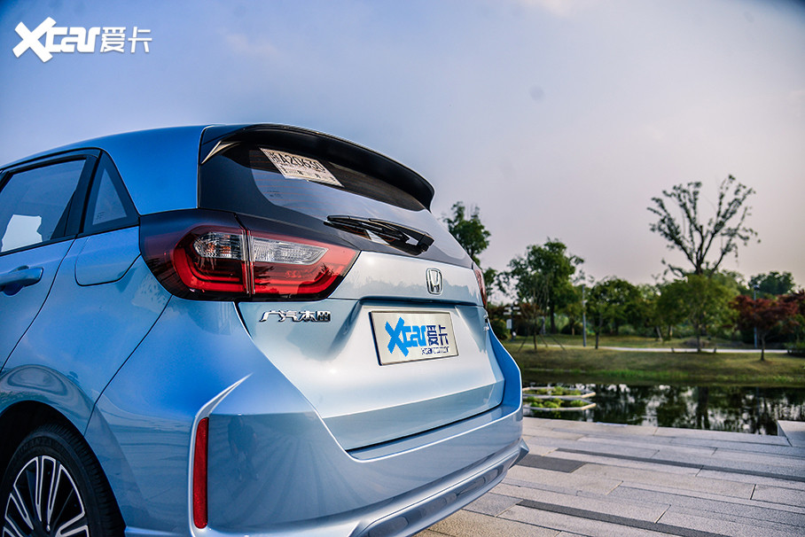 飞度sport版提供了双色外观可选,分为4个颜色:星河白,天际蓝,瑞丽红