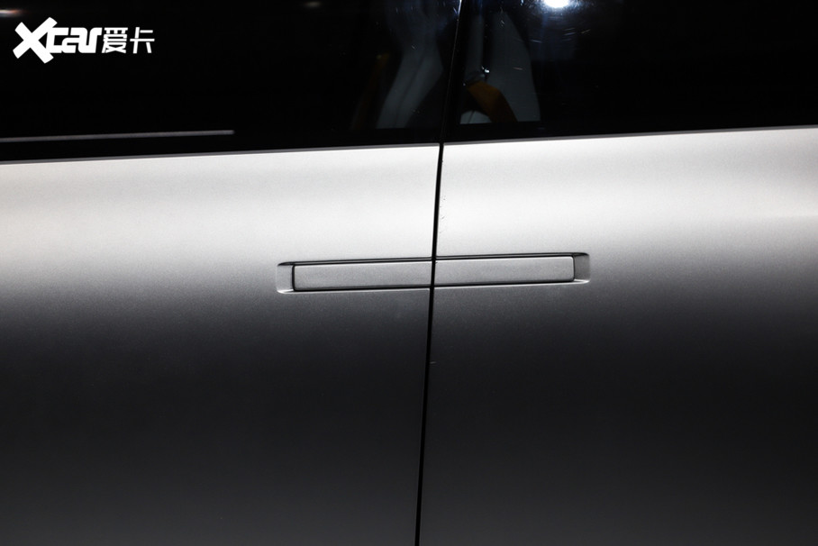 和许多新能源车型一样,极星precept概念车的门把手采用了隐藏式设计