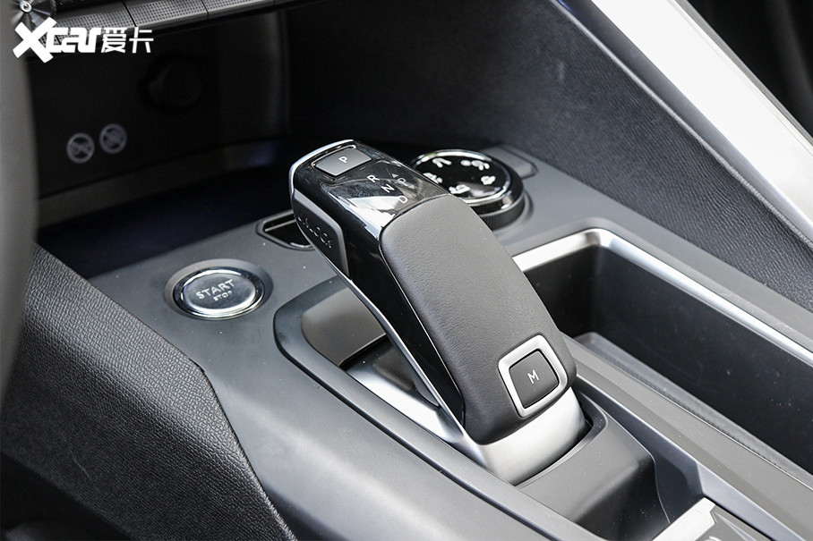 8t发动机匹配的依旧是8挡手自一体变速箱,游艇式电子挡杆造型独特