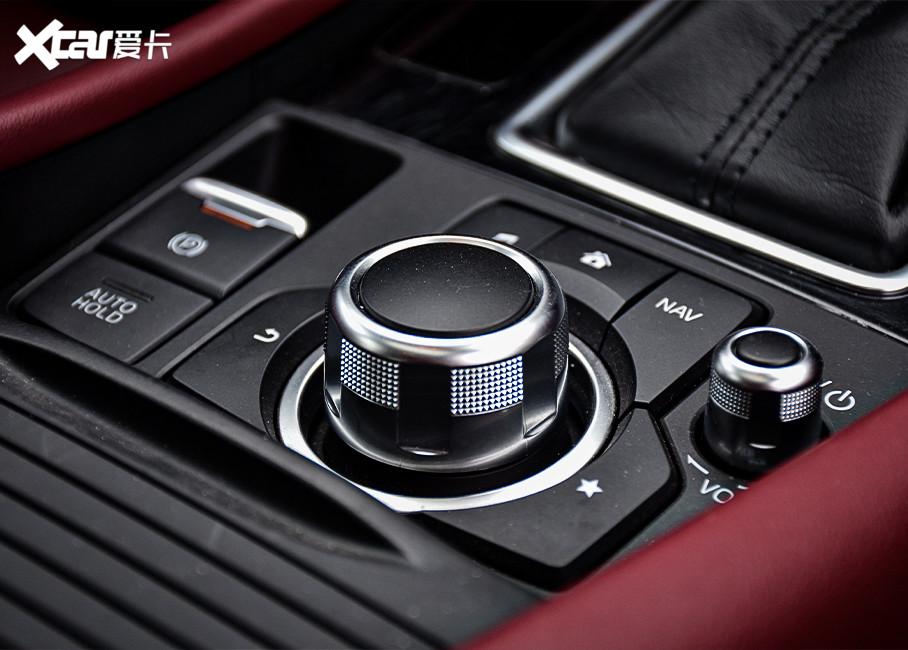 挡杆后方不只有mzd connect悦联系统的控制旋钮,对于我这种恋旧的人来